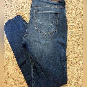 Like new hollister distressed skinny jeans